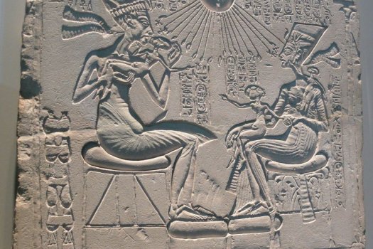 Hausaltar: Echnaton, Nofretete und drei ihrer T&ouml;chter,
&Auml;gyptisches Museum Berlin