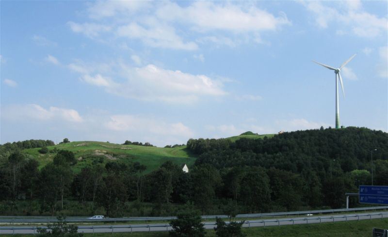 Froettmaninger Berg mit Windrad