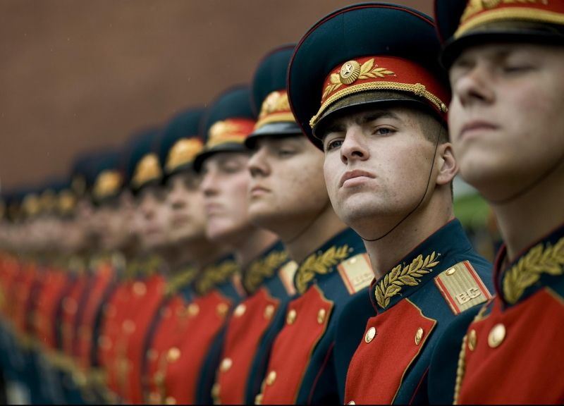 Russische Milit&auml;rdienstleistende in Uniform