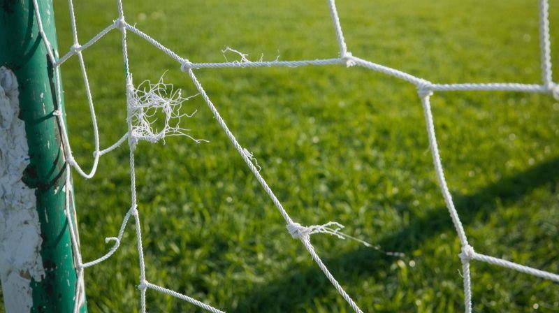 Fu&szlig;balltor mit kaputten Netz